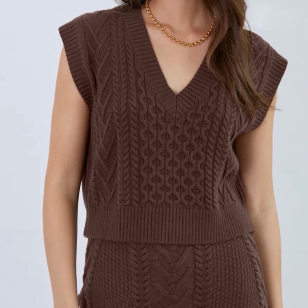 Excellent like new condition Aritzia Babaton Emporia sweater vest - size XS